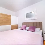 Spacious One Bedroom Lana Postira