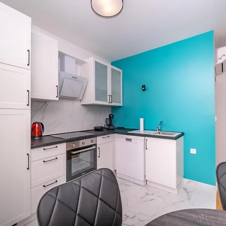 Spacious One Bedroom Lana Apartament