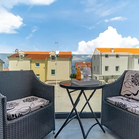 Apartment Spacious One Bedroom Lana Postira