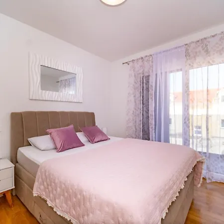 Apartment Spacious One Bedroom Lana Postira