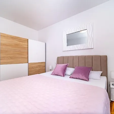 Spacious One Bedroom Lana Postira