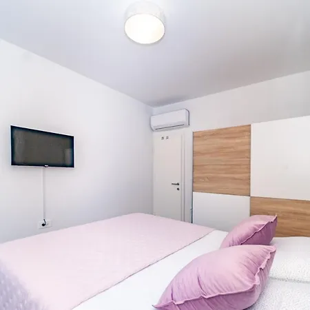 Spacious One Bedroom Lana Postira