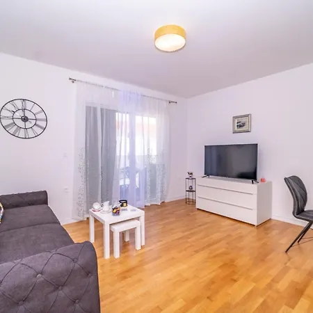 Spacious One Bedroom Lana * Postira