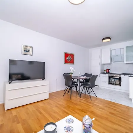 Spacious One Bedroom Lana Apartament