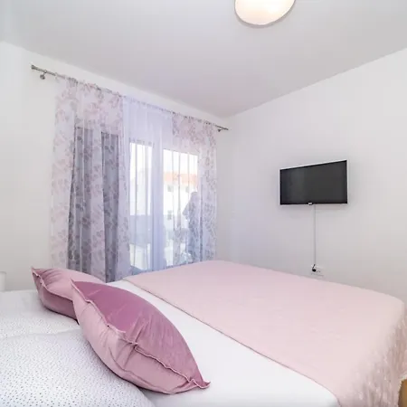 Spacious One Bedroom Lana *