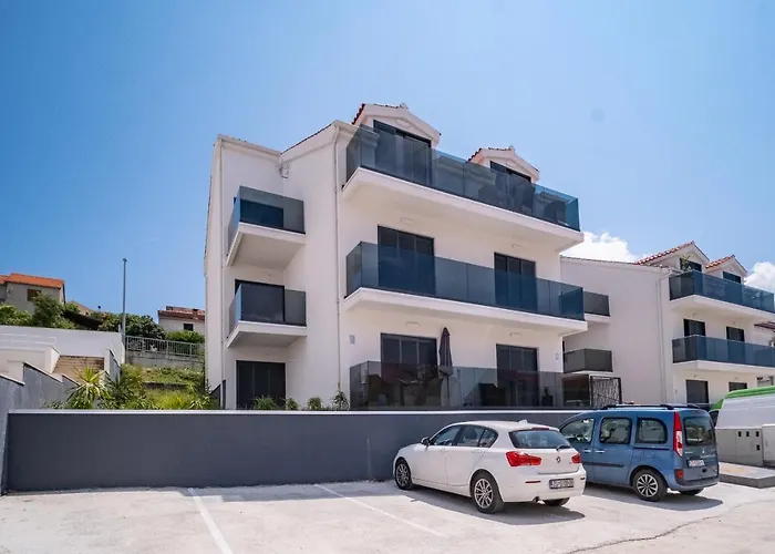 Apartment Spacious One Bedroom Lana