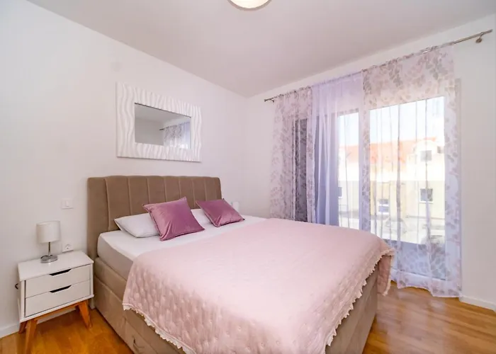 Apartment Spacious One Bedroom Lana Postira