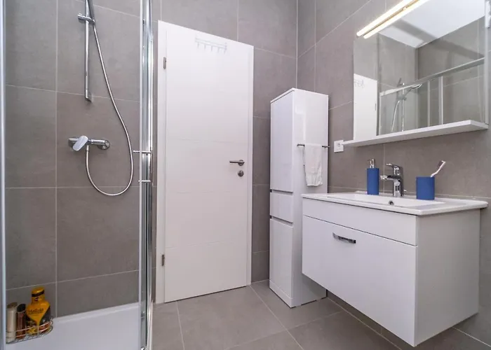 Spacious One Bedroom Lana Postira