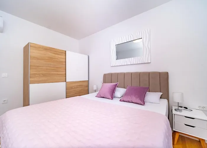Spacious One Bedroom Lana Postira