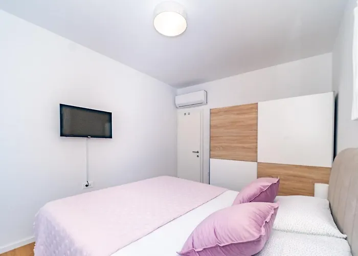 Spacious One Bedroom Lana Postira