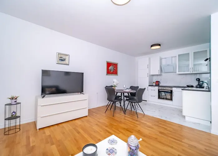 Spacious One Bedroom Lana Apartment