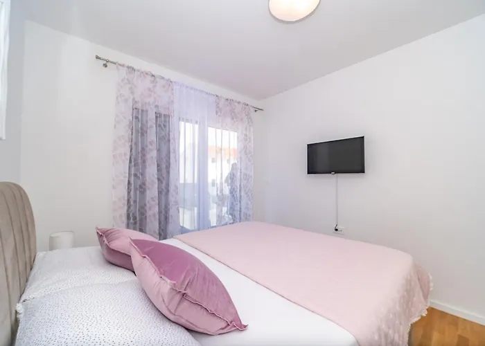 Spacious One Bedroom Lana *
