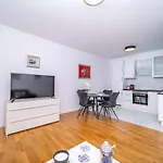 Spacious One Bedroom Lana Daire