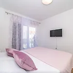 Spacious One Bedroom Lana *