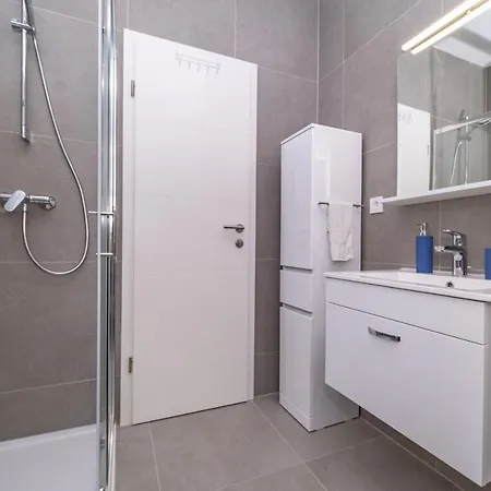 Spacious One Bedroom Lana Postira
